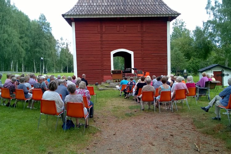 Kansanlaulukirkko Kirkkoniemen kellotapulilla Kansanlaulukirkko Kirkkoniemen kellotapulilla