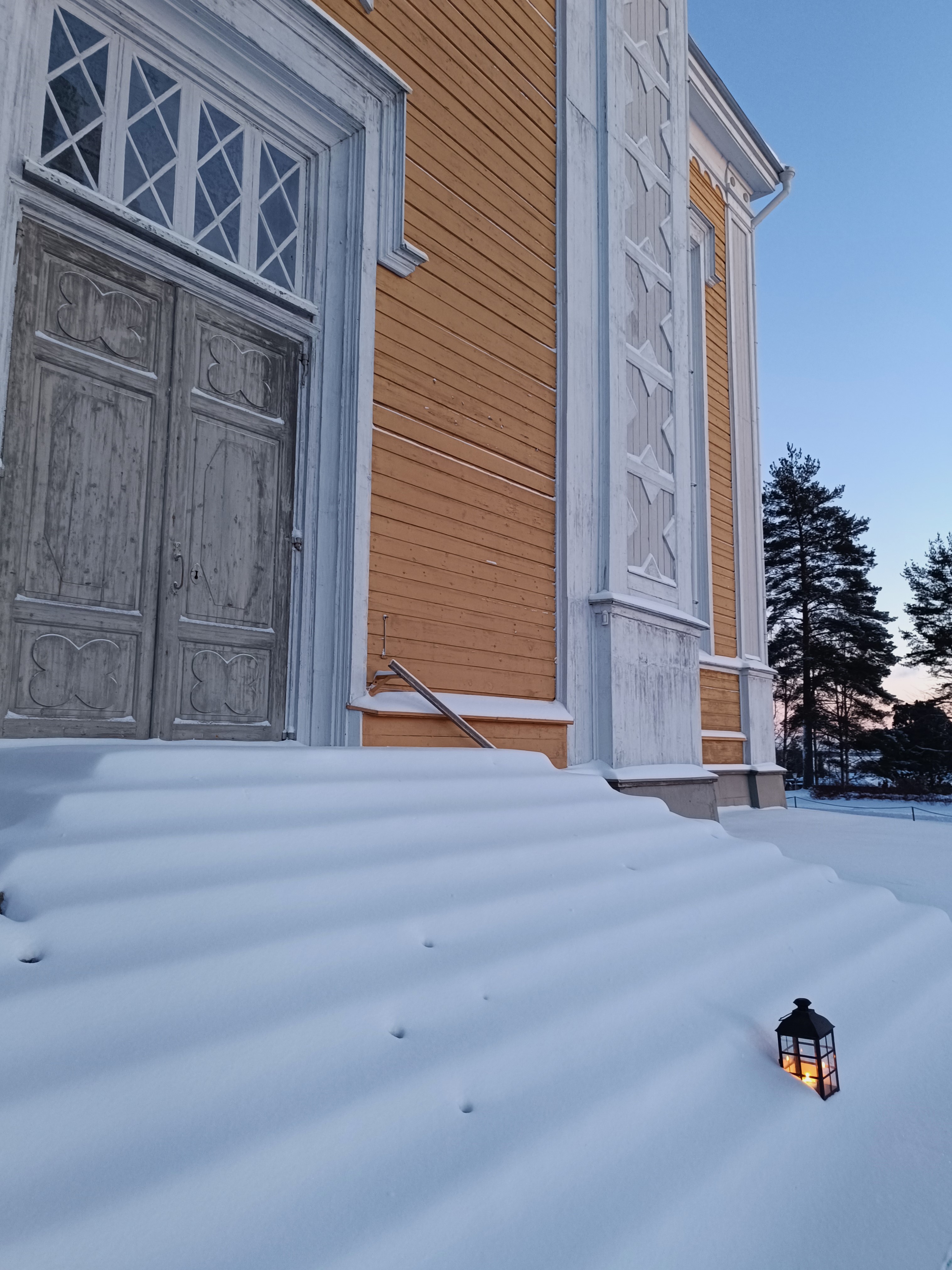 Tänä vuonna ison kirkon alttarikynttilöissä palaa Betlehemin Rauhantuli. 