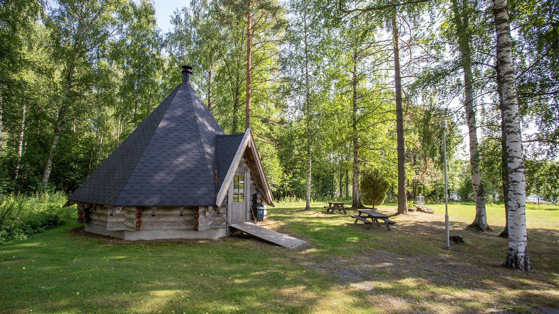 Hirvaslahden kota ulkoapäin
