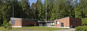 Kuvassa Kerimäen seurakuntatalon punatiilinen rakennus.