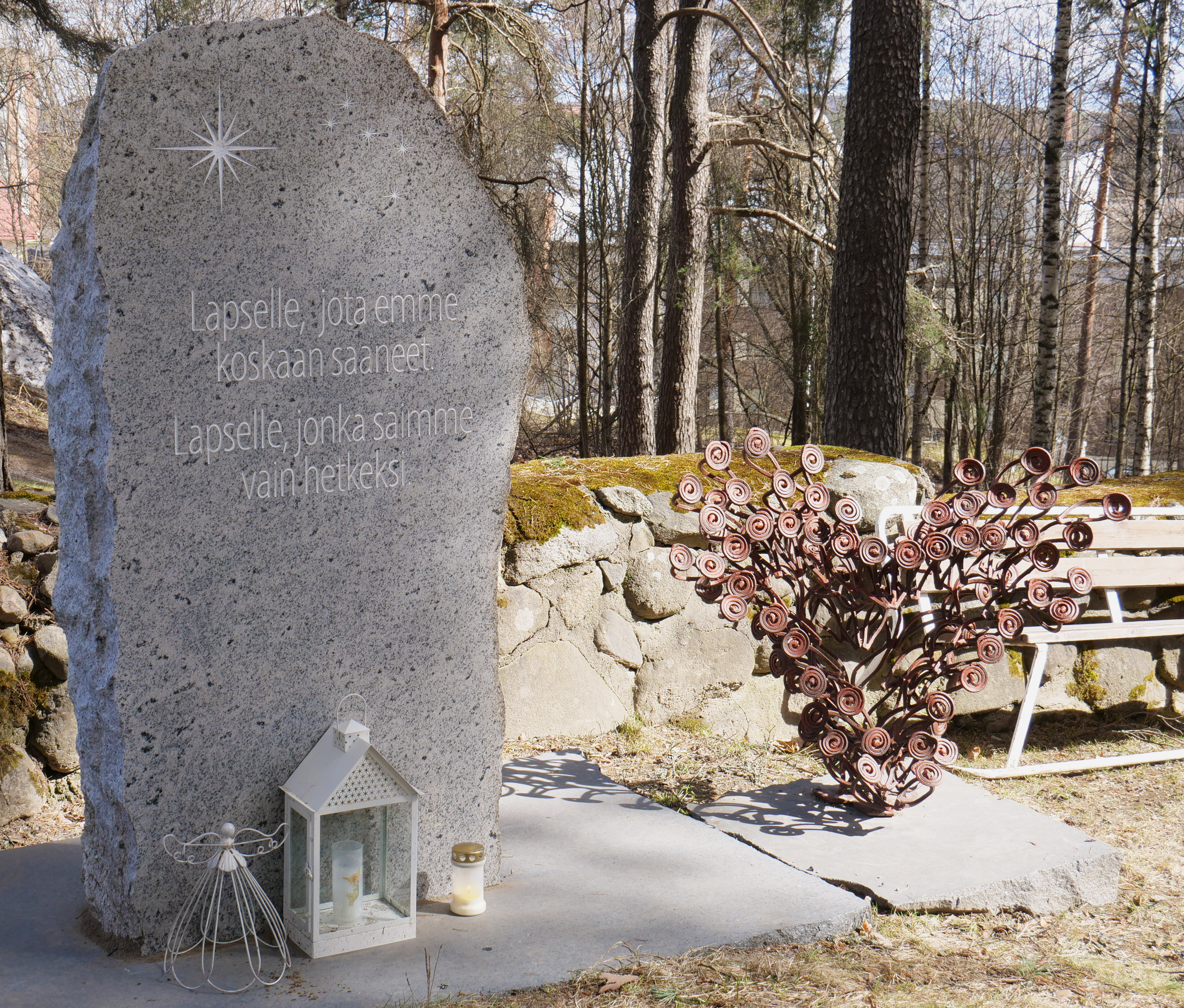 Tyhjän sylin muistelupaikka sijaitsee Talvisalon hautausmaalla, siunauskappelin läheisyydessä.
