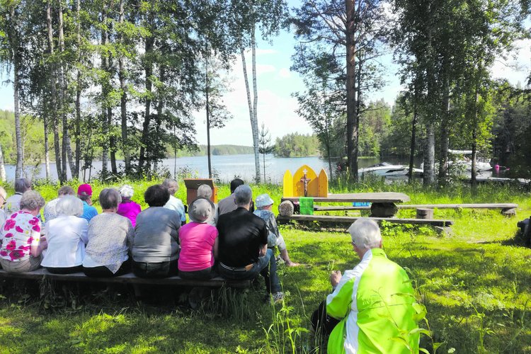 Luontokirkko Linnasaaressa Luontokirkko Linnasaaressa